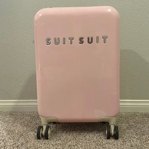SUITSUIT luggage! Perfect luggage for a short trip! Light pink